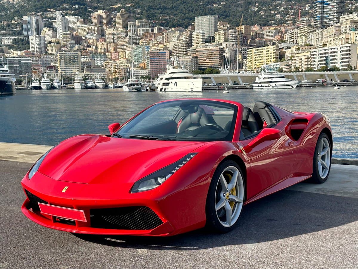 Ferrari 488 Spider huren in Courchevel
