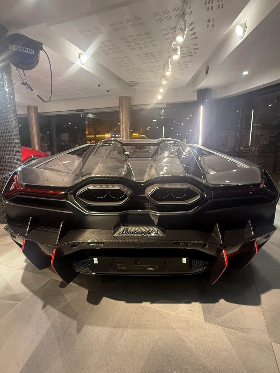 Lamborghini Revuelto